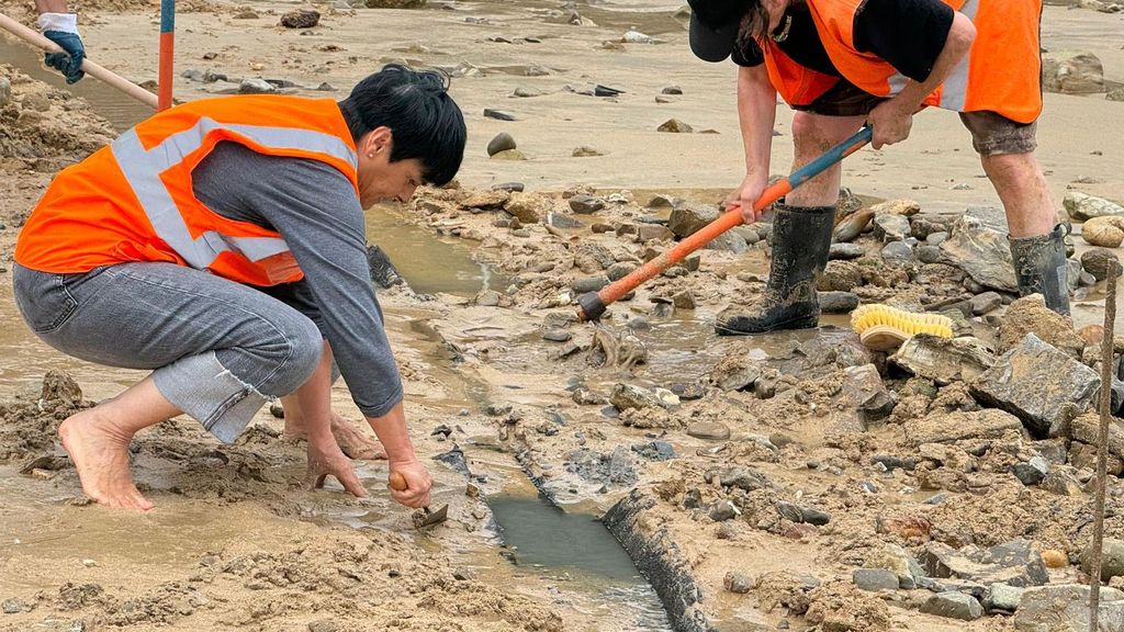 Restos del barco encontrado en la playa de Ondarreta de Donostia