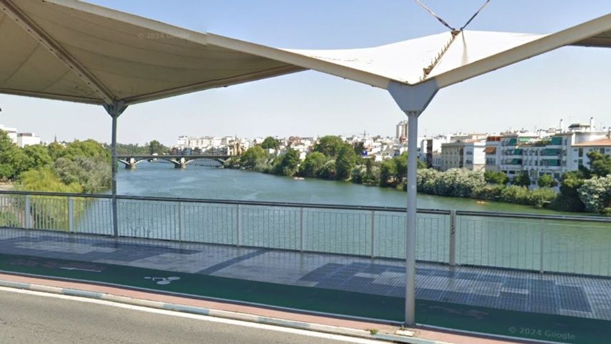 Río Guadalquivir bajo el Puente del Cachorro en Sevilla