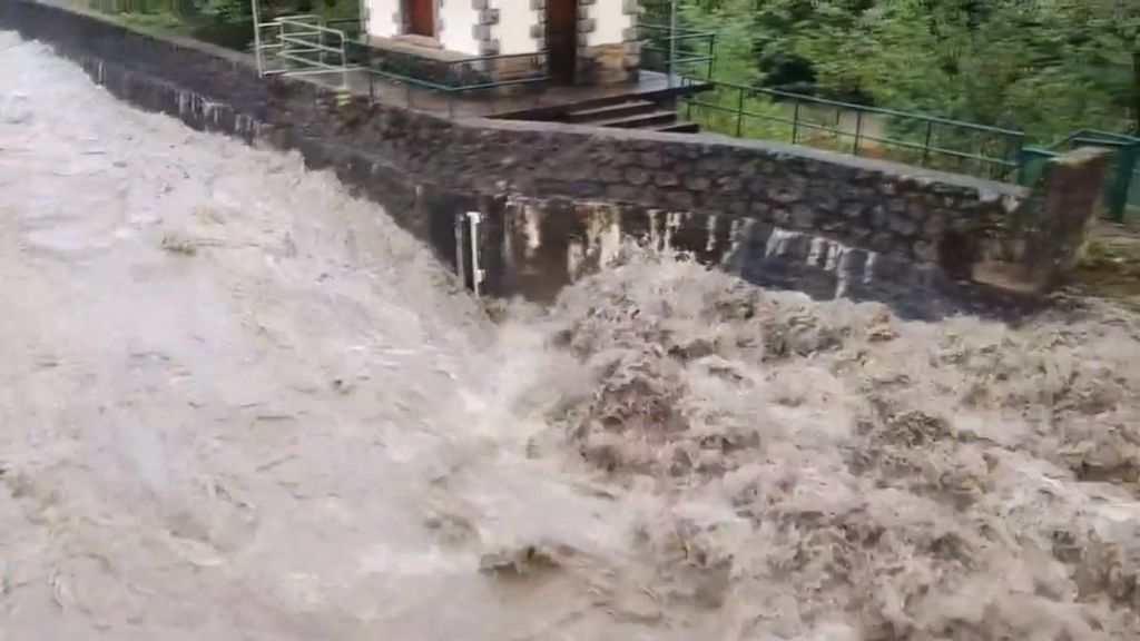 Cortes de carreteras, crecidas de ríos y desalojos de casas por las tormentas en Huesca