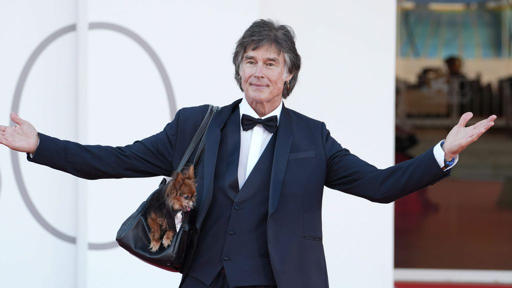 El perro del actor Ronn Moss acapara los flashes en la alfombra roja de Venecia