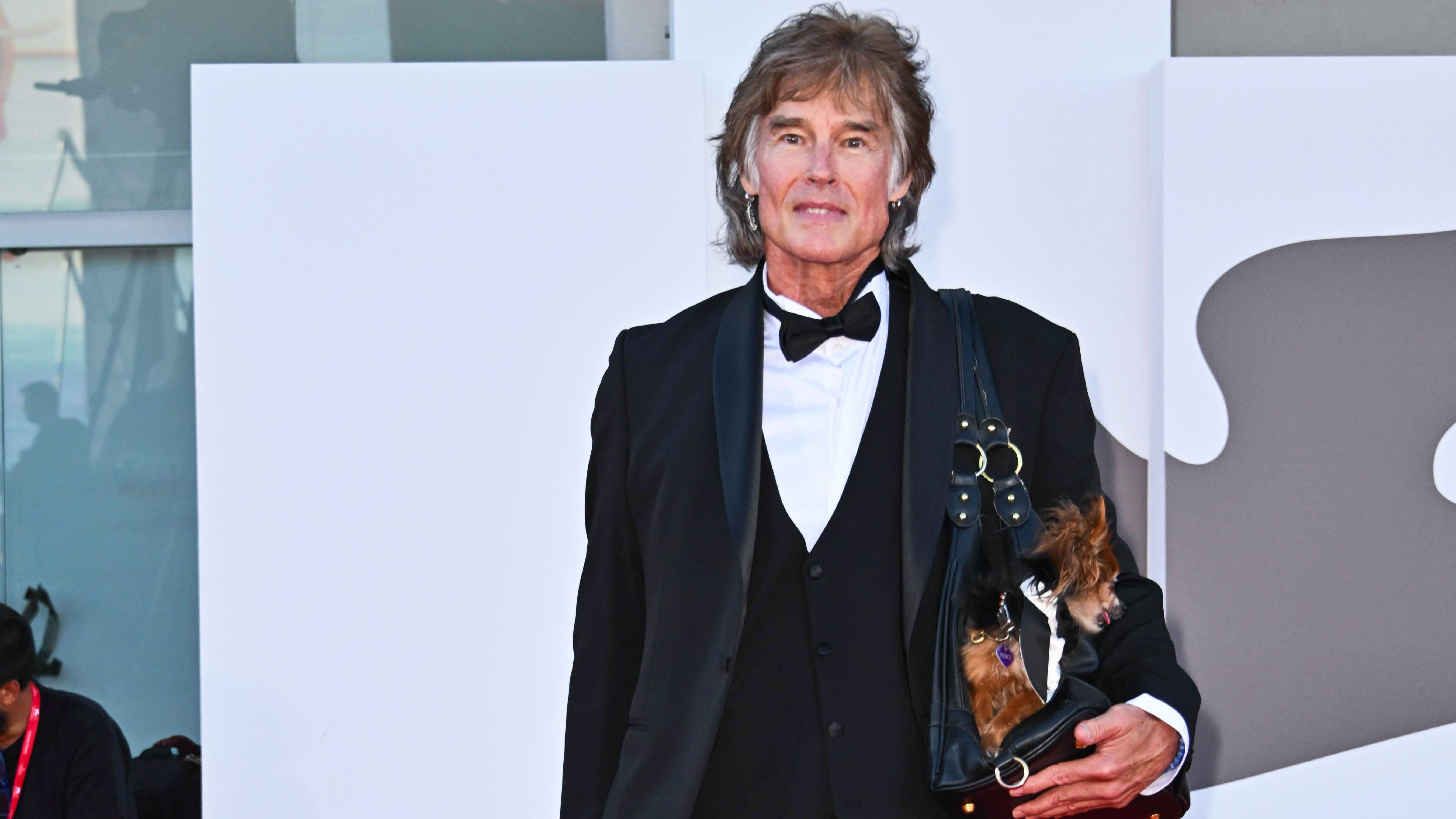 Festival de Venecia: el perro del actor Ronn Moss, el protagonista de la alfombra roja