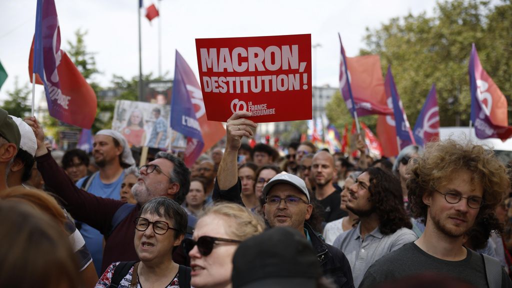 La izquierda de Francia se moviliza contra la "traición" de Emmanuel Macron al nombrar a Michel Barnier