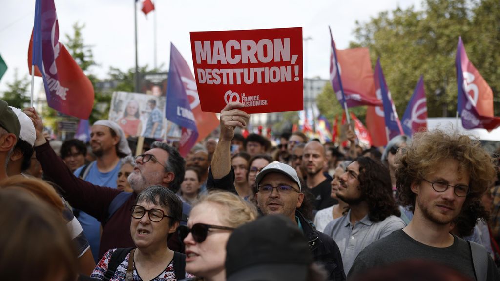 La izquierda de Francia se moviliza contra la "traición" de Emmanuel Macron tras nombrar a Michel Barnier