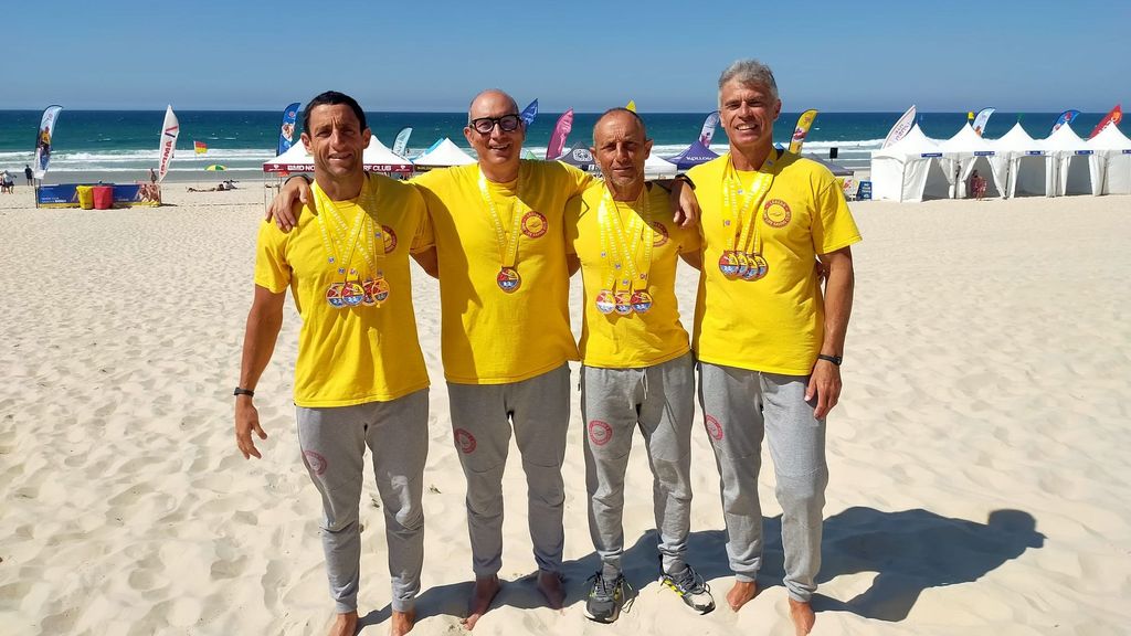 Los españoles posan con las medallas en la playa