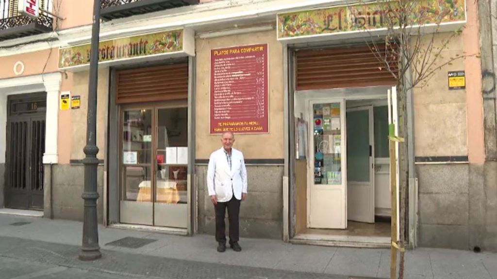 Miguel, el chef y camarero más longevo de Madrid, desea una medalla al trabajo