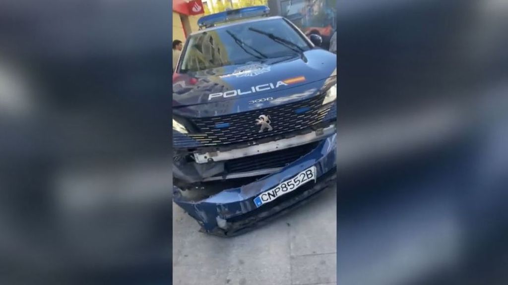 Así ha quedado el coche de la Policía Nacional tras el atropello en Madrid