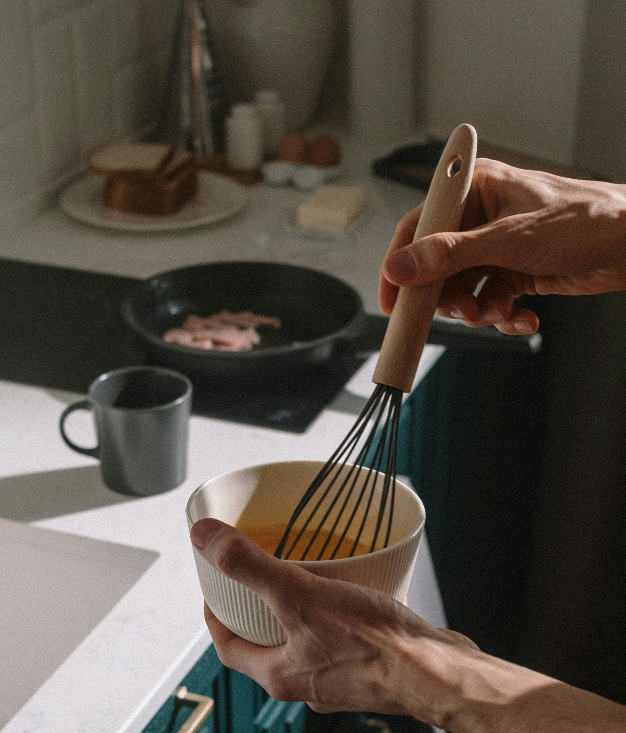 Bate las yemas antes de congelarlas. FUENTE: Pexels