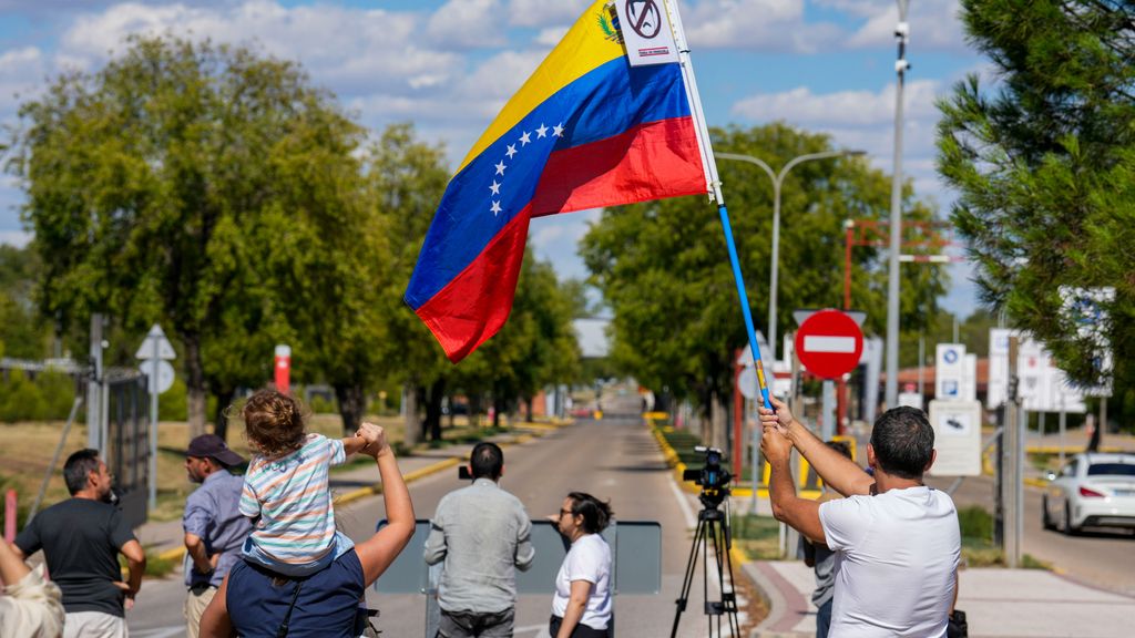 El opositor venezolano Edmundo González llega a España