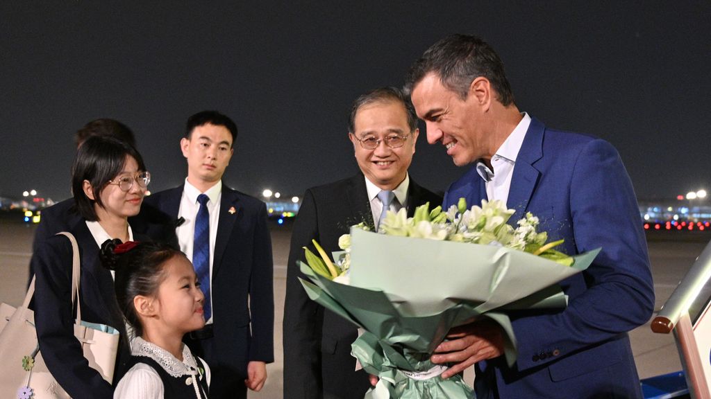 El presidente del Gobierno español, Pedro Sánchez, a su llegada este domingo al aeropuerto internacional de Pekín