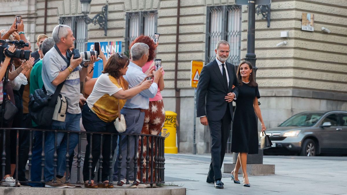 El rey Felipe y la reina Letizia a su llegada al funeral de Juan Gómez-Acebo