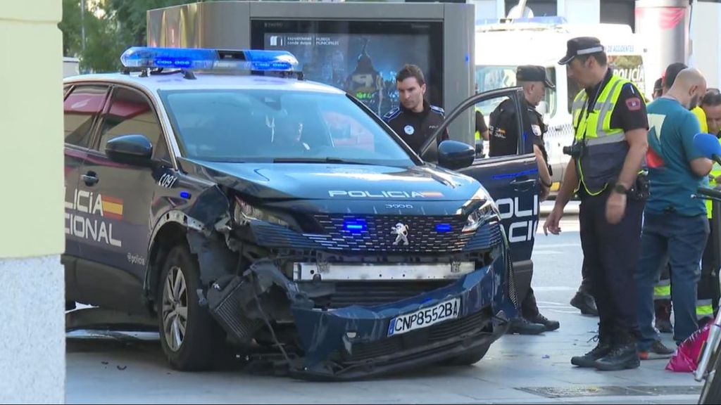 Imagen de varios agentes junto al vehículo policial tras el accidente