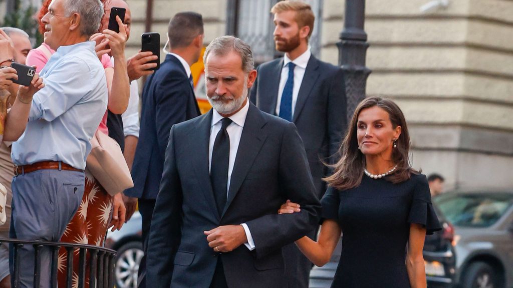 Los reyes Felipe VI y Letizia en el funeral de Juan Gómez-Acebo