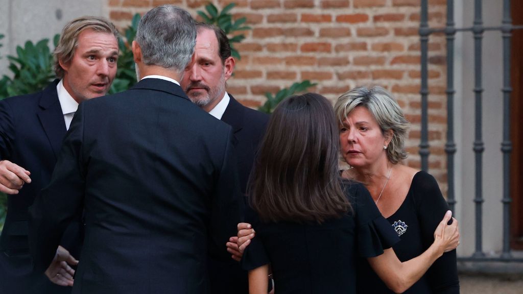 Los reyes Felipe VI y Letizia saludando a Luis Beltrán, Bruno y Simoneta Gómez-Acebo