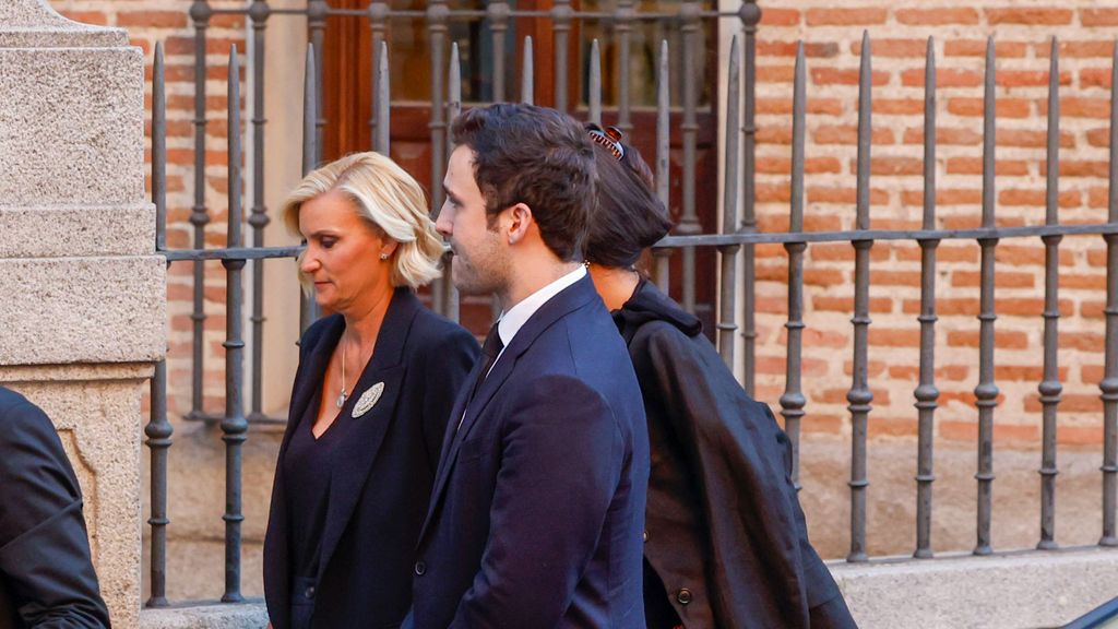 María Zurita y Felipe Juan Froilán, hijo de la infanta Elena, entrando juntos al funeral de Juan Gómez-Acebo