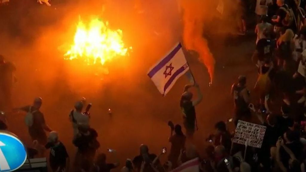 Tensa noche en Tel Aviv con enfrentamientos entre familiares de rehenes israelíes y la Policía