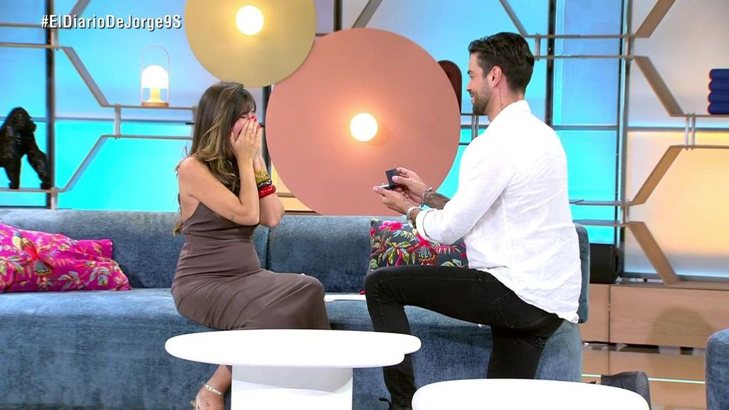 Álvaro Domínguez, extronista de ‘Mujeres y Hombres’, le pide matrimonio a su novia en directo