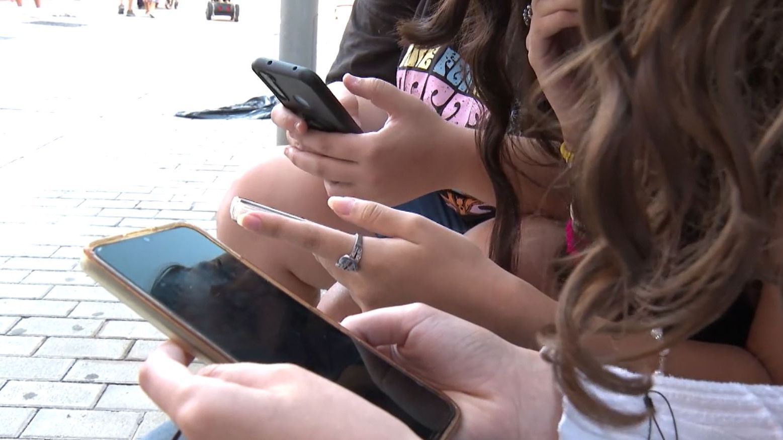 'Adiós' al móvil en la vuelta al cole: Cataluña se suma al veto de las pantallas durante las horas lectivas