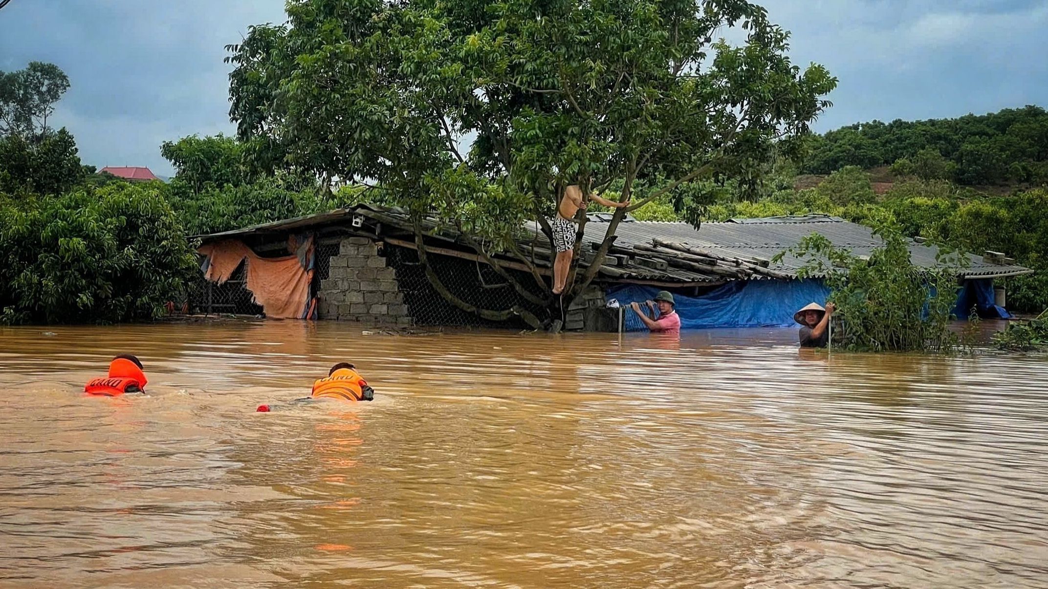 Al menos 3 camiones, 2 coches y varias motocicletas se han precipitado por el río Rojo