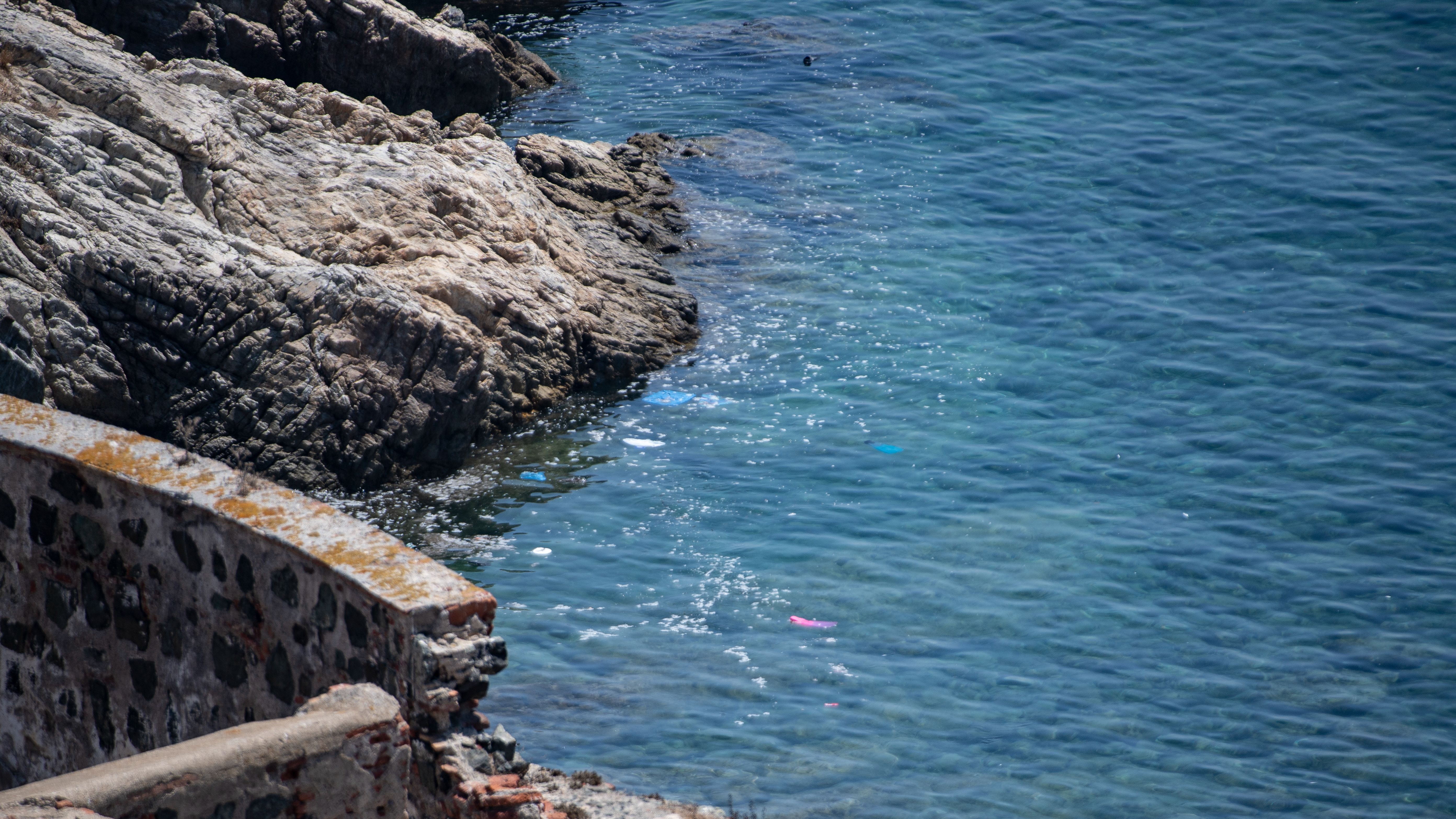 Aletas en el agua de una playa de Ceuta