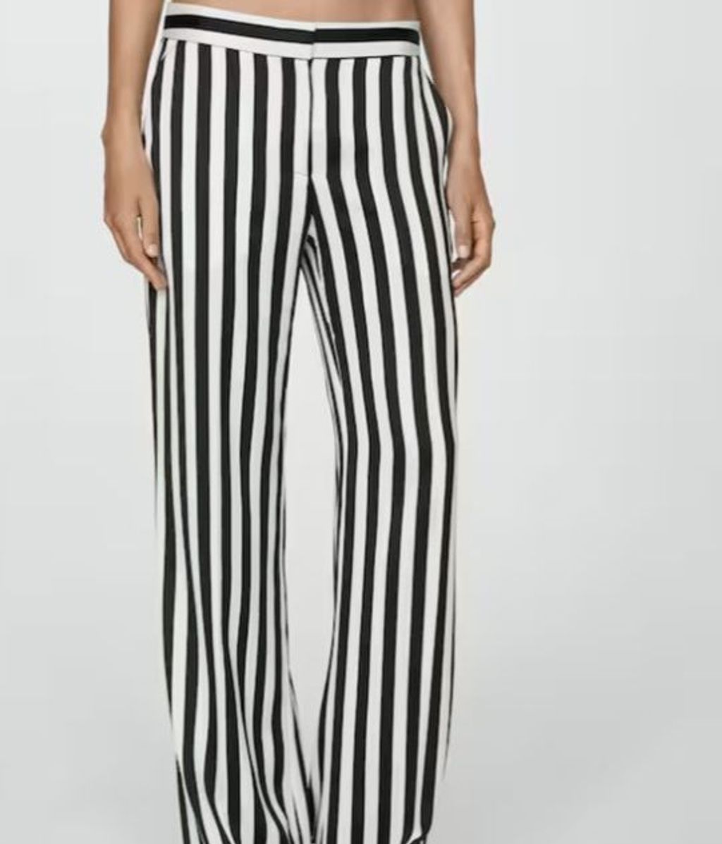 Pantalón de rayas blancas y negras