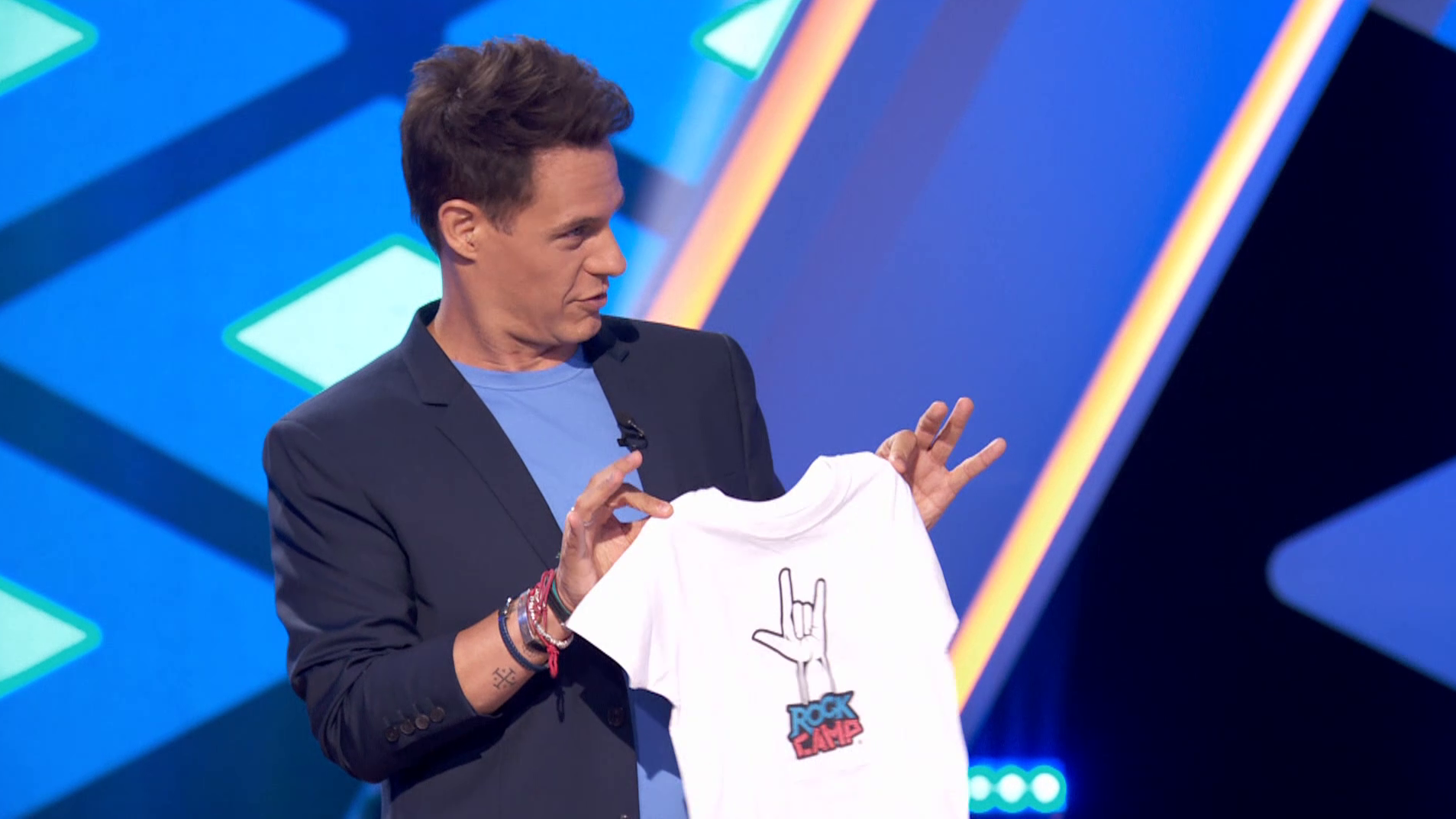 Christian Gálvez con una camiseta de los 'Rock campers' para su hijo