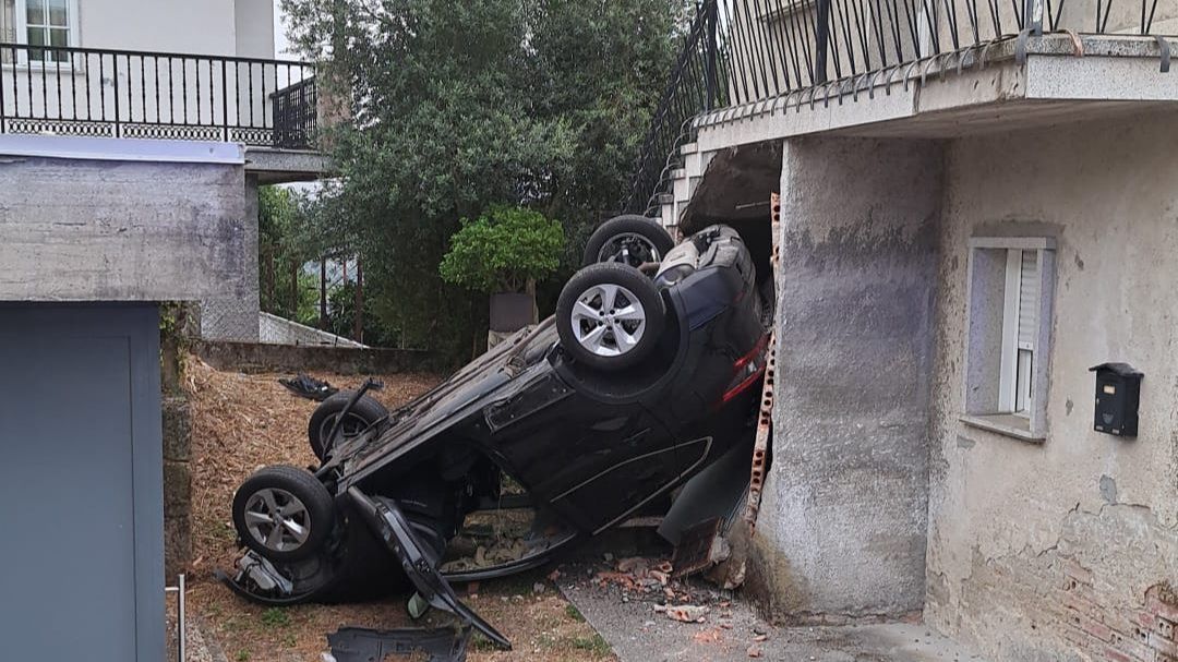 Coche volcado en el patio de una vivienda en Ourense