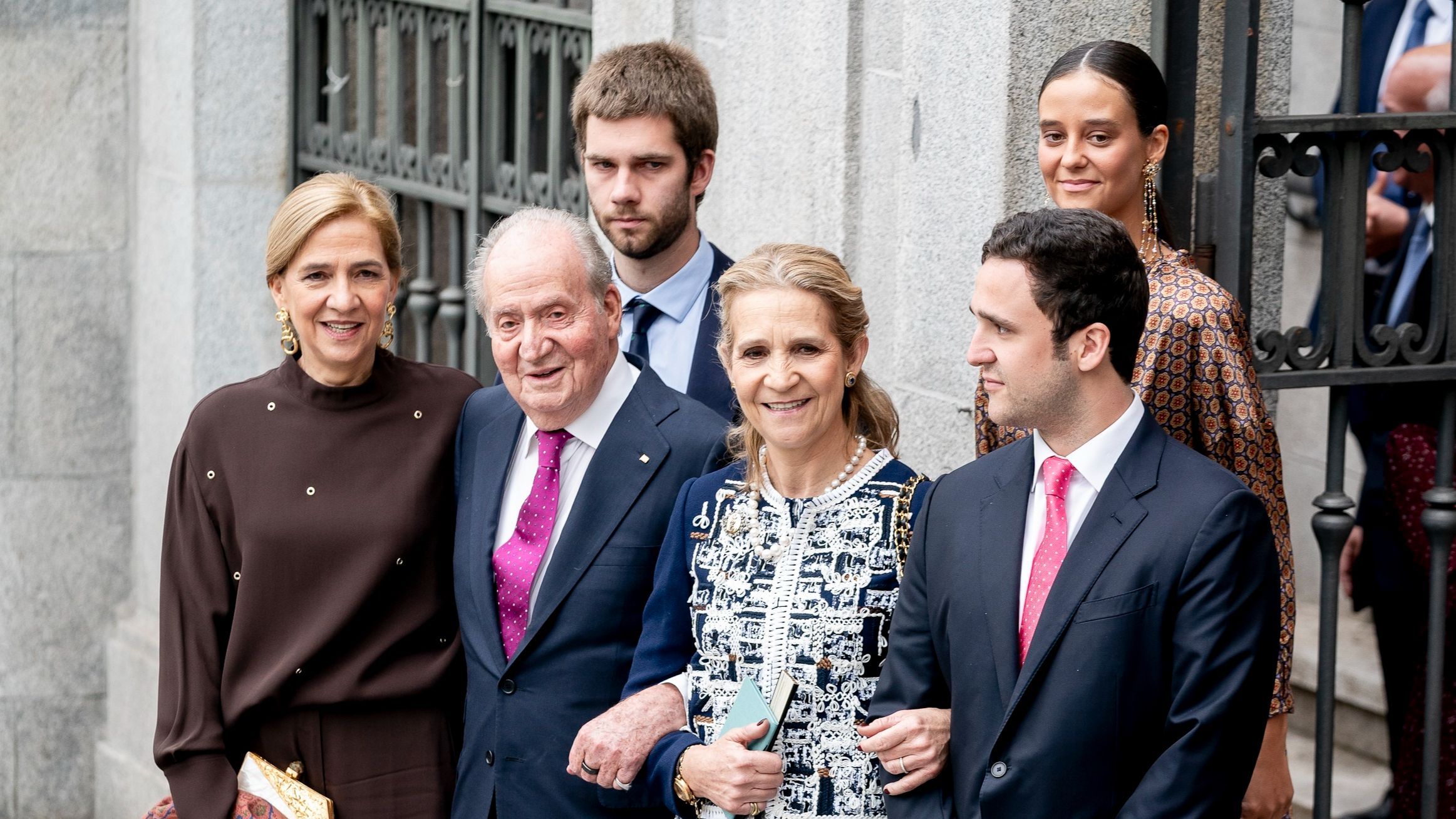 Don Juan Carlos posa acompañado por sus hijas las infantas Elena (d) y Cristina (i) con tres sus nietos Don Juan Carlos posa acompañado por sus hijas las infantas Elena (d) y Cristina (i) con tres sus nietos