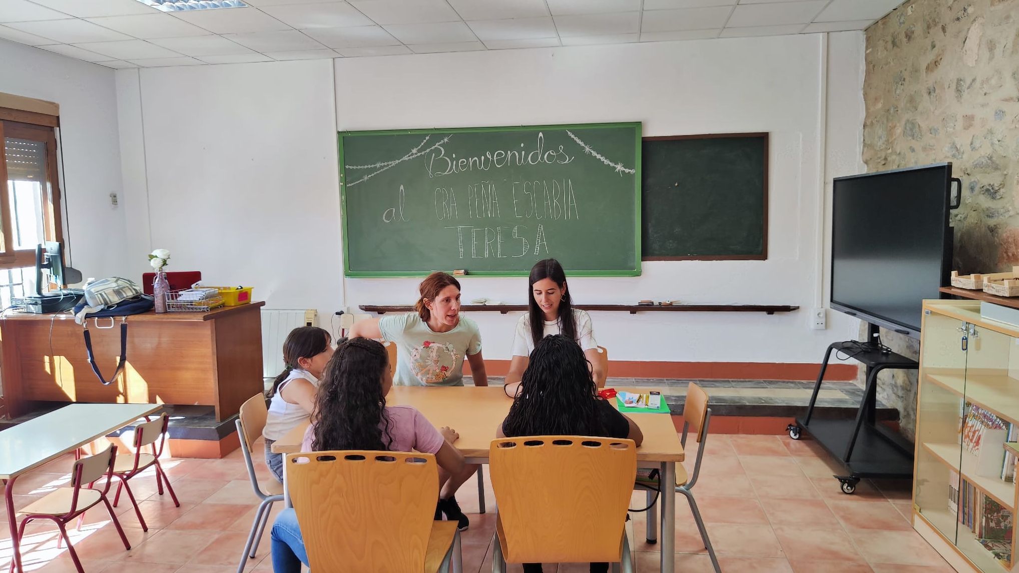 El pueblo de Teresa reabre su colegio seis años después gracias a la llegada de vecinos con cinco niños