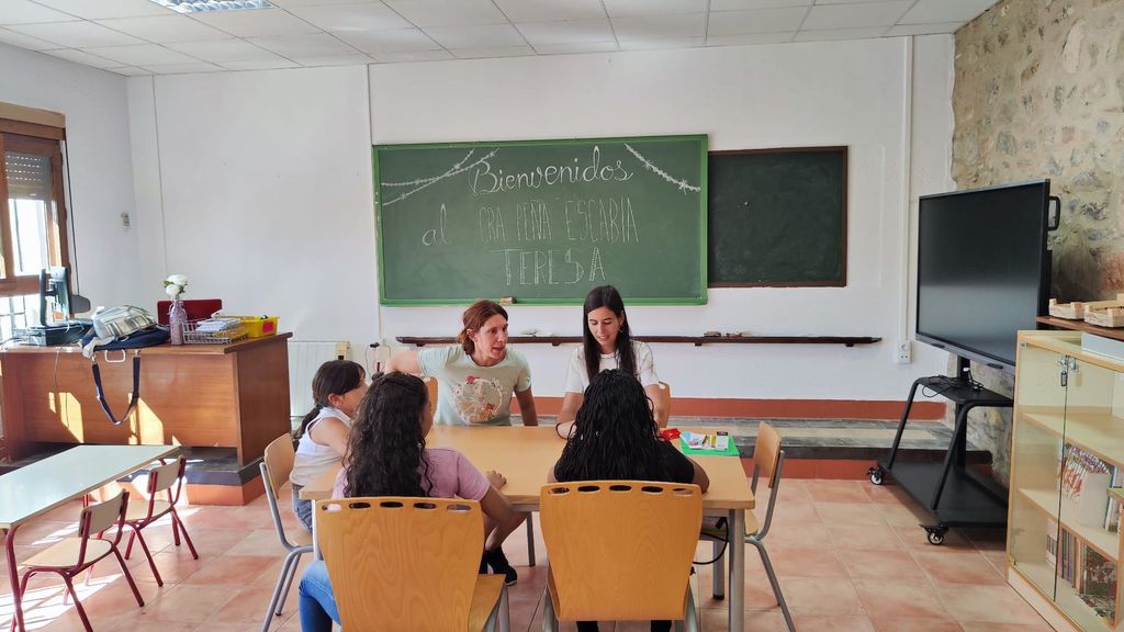 El pueblo de Teresa reabre su colegio seis años después gracias a la llegada de vecinos con cinco niños