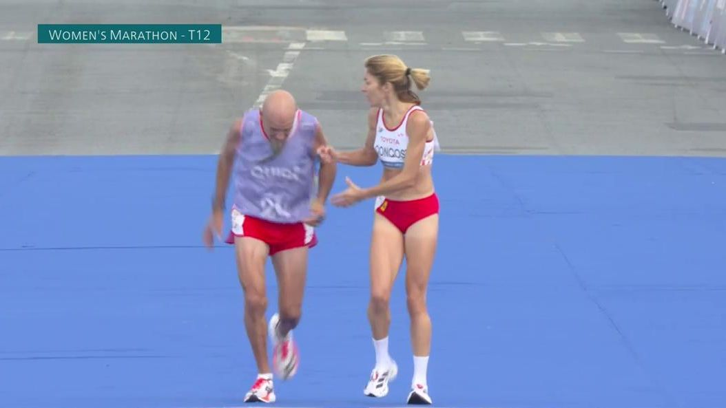 Elena Congost junto a su guía en la meta de la maratón T12 en los Juegos Paralímpicos de París