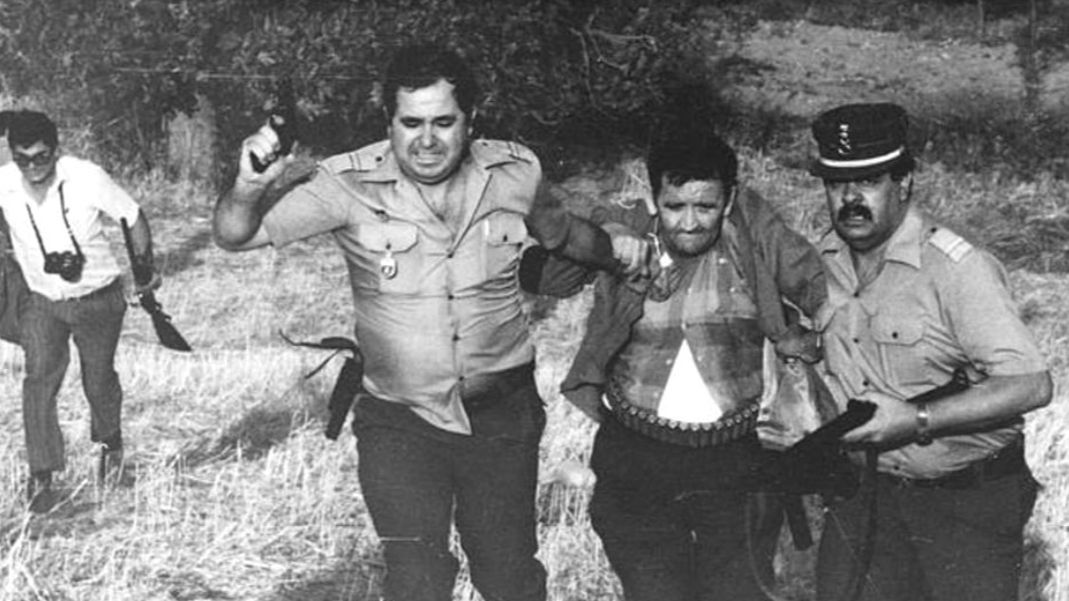 Emilio Izquierdo, poco después de ser detenido tras la matanza de Puerto Hurraco, en 1990 Emilio Izquierdo, poco después de ser detenido tras la matanza de Puerto Hurraco, en 1990