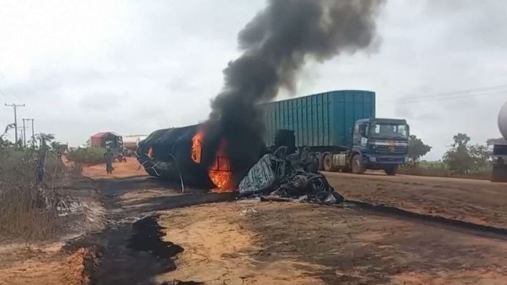 Explota un camión cisterna en Nigeria tras el choque con varios vehículos: hay 50 muertos