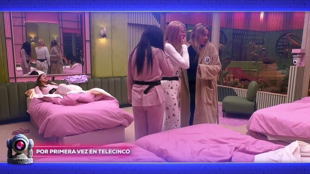 Inédito | Las chicas sospechan que Laura y Edi están haciendo “chiqui chiqui boom boom” ¡y se cuelan en la otra habitación para comprobarlo!
