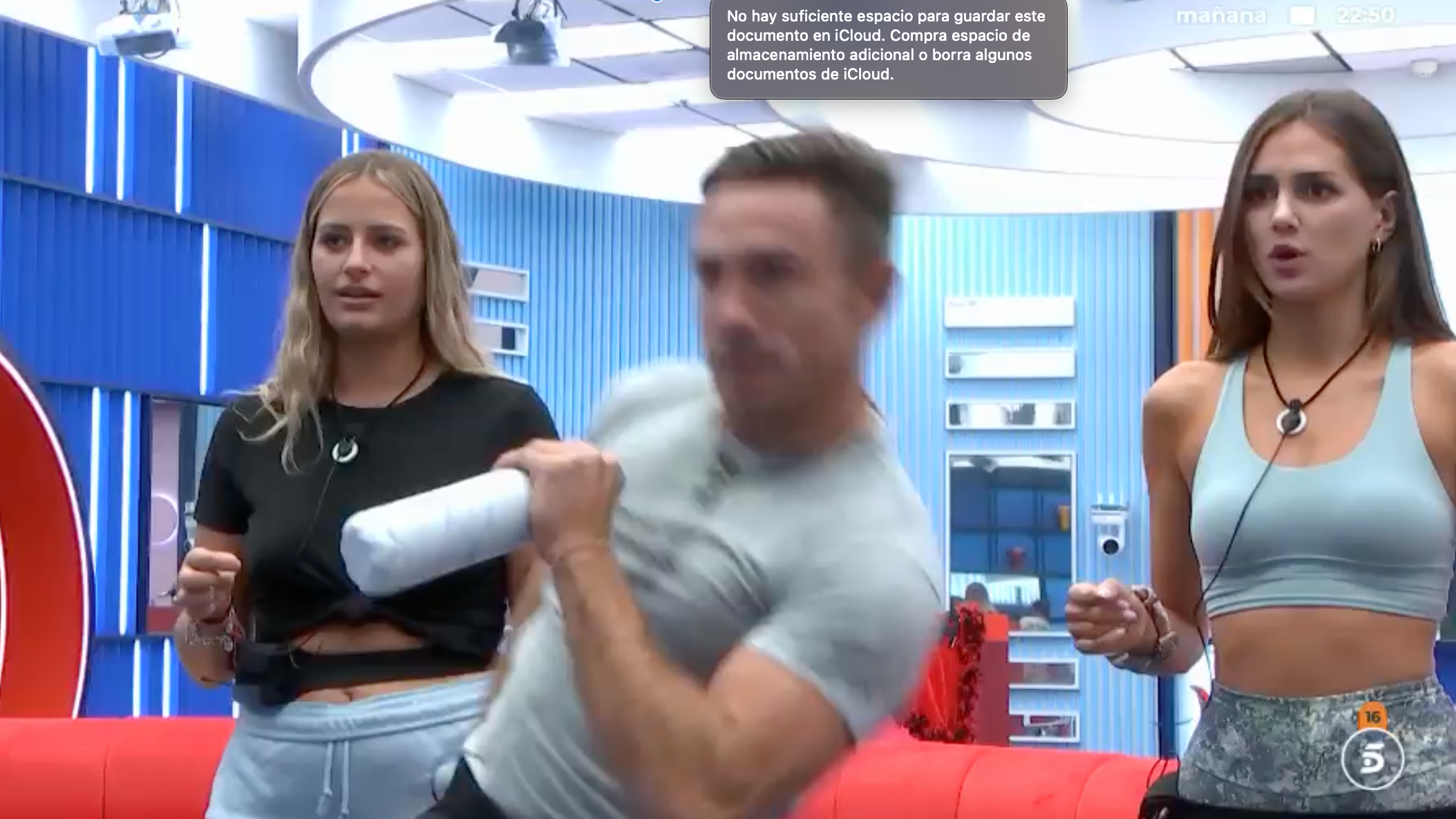 Juan dando clase de baile a Laura y Maica