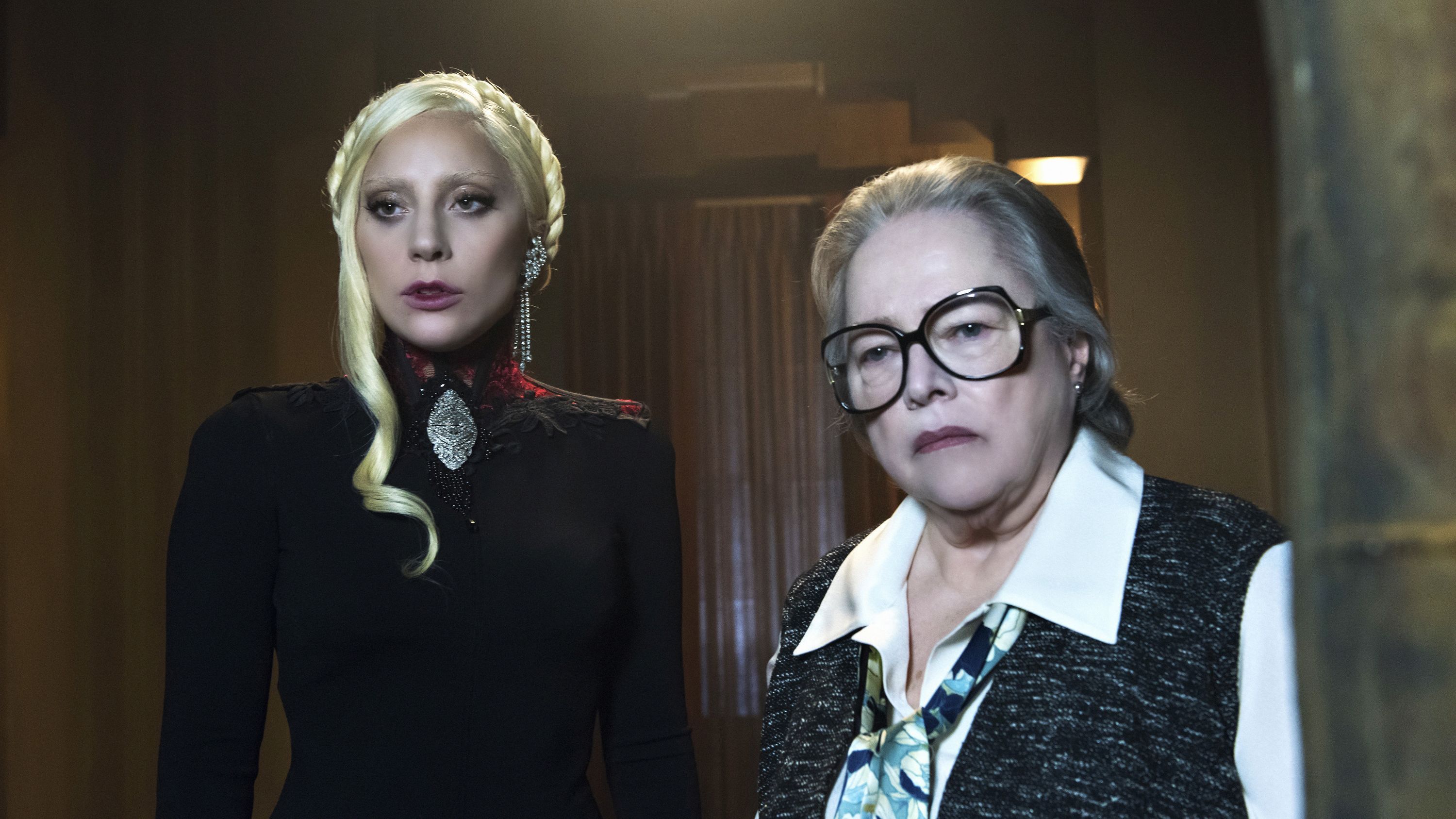 Junto a Lady Gaga en una de las temporadas de 'American Horror Story', serie que revivió su carrera.