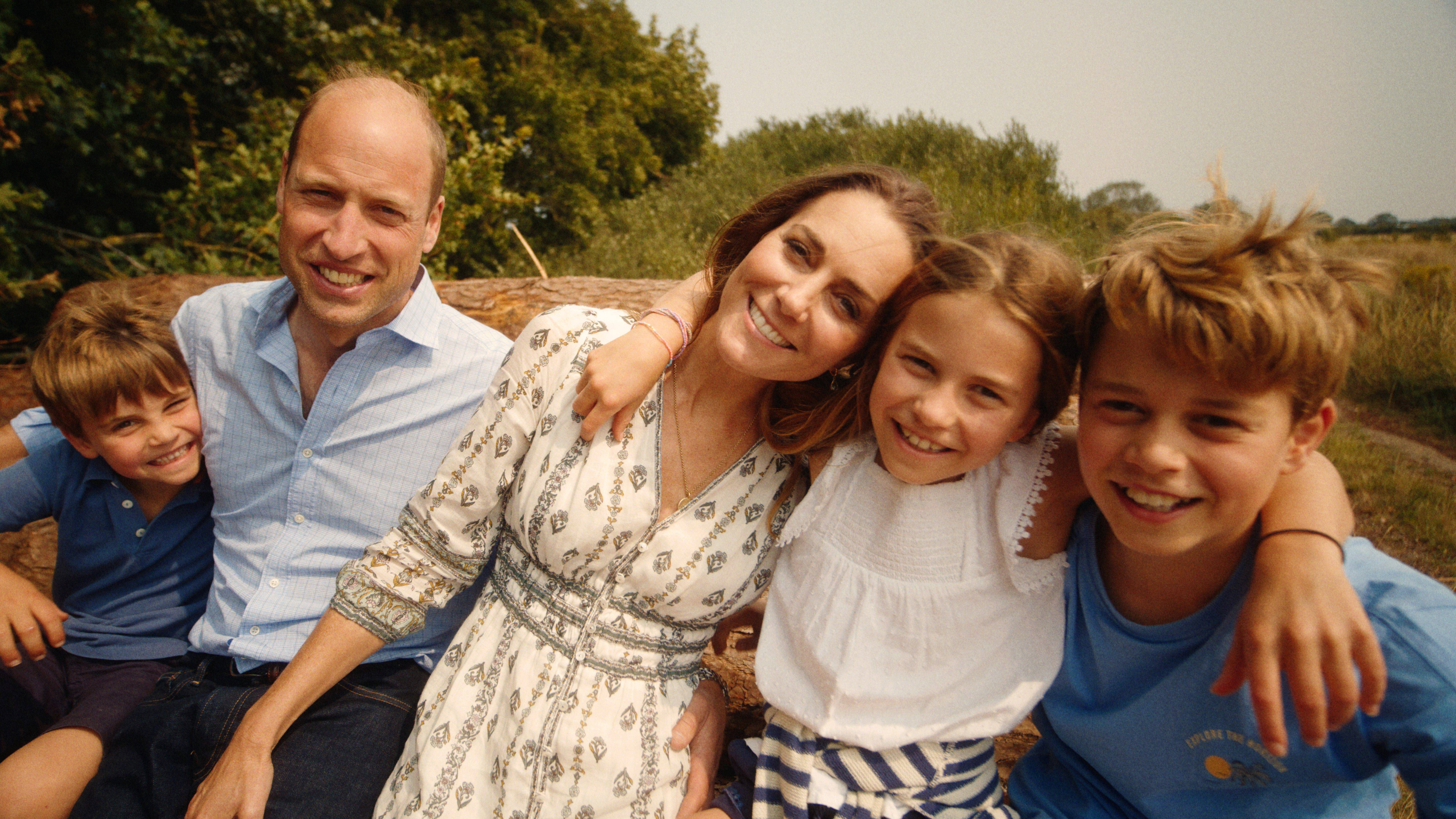 Kate Middleton, Guillermo y sus hijos en el vídeo donde anuncia que ha finalizado su tratamiento de quimioterapia.
