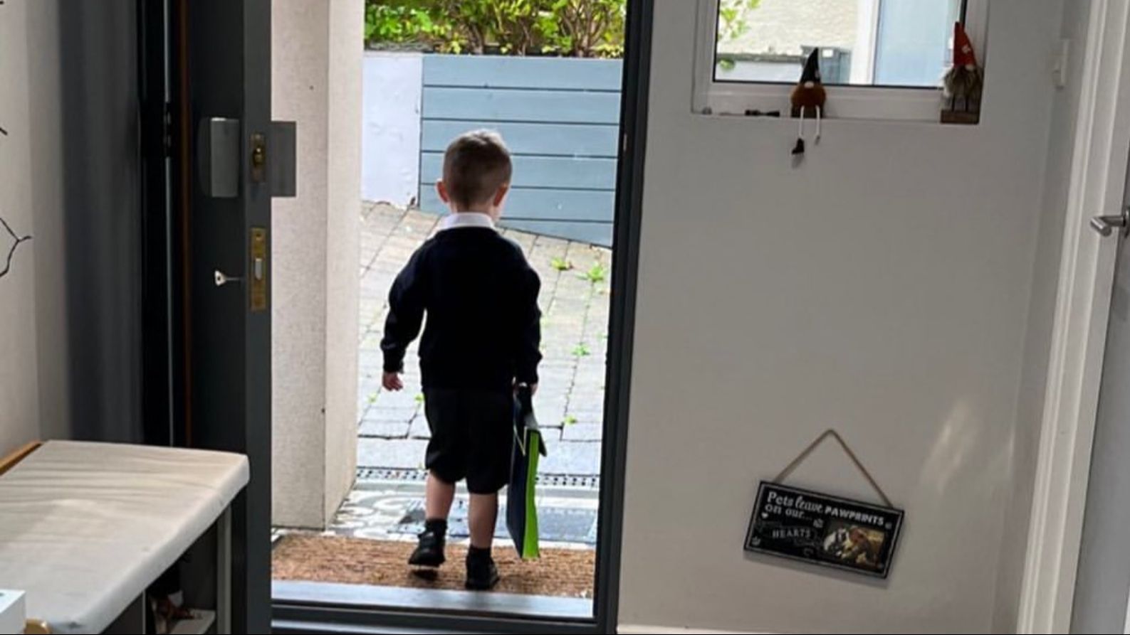 La despedida de unos padres a su hijo en el primer día de colegio