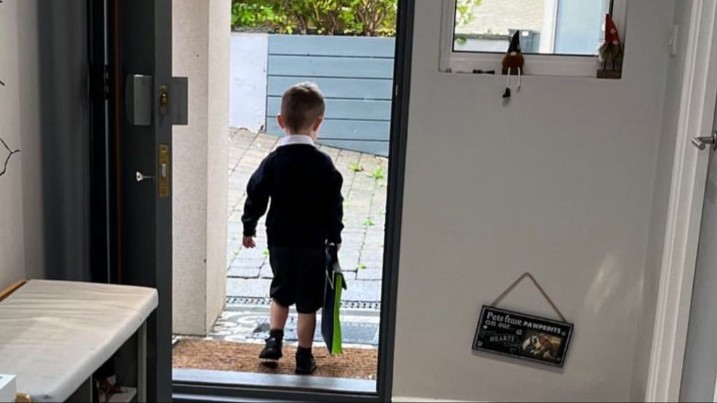 La despedida de unos padres a su hijo en el primer día de colegio