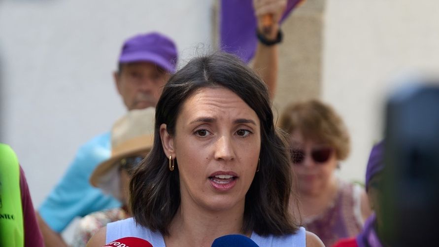La secretaria política de Podemos y eurodiputada, Irene Montero, declarando ante los medios