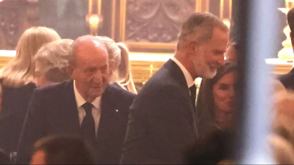 Las imágenes del reencuentro de los reyes Felipe y Letizia con el emérito Juan Carlos en el funeral de Juan Gómez-Acebo