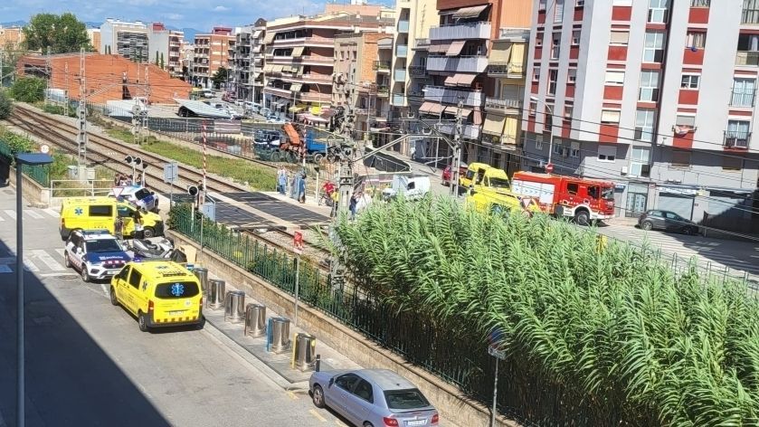 Muere una menor de 17 años arrollada por un tren en un paso a nivel de Montcada i Reixac, Barcelona