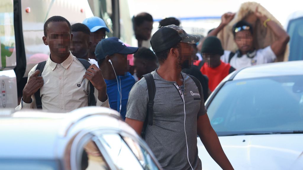 Refugiados subsaharianos a la llegada al hotel de Alcalá de Guadaíra