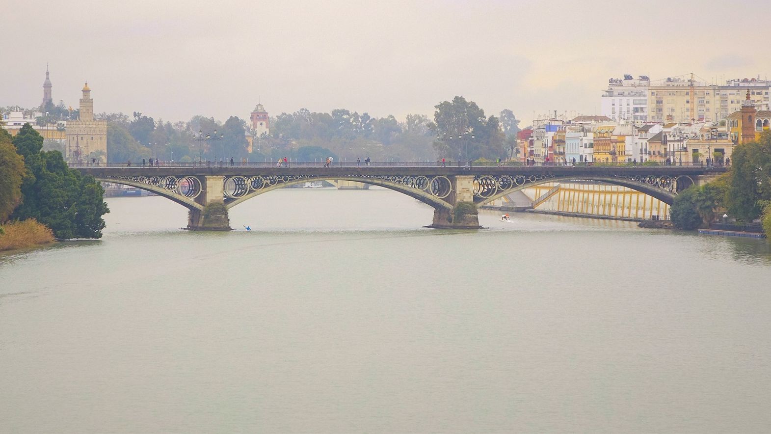 Río Guadalquivir con el Puente de Triana de fondo