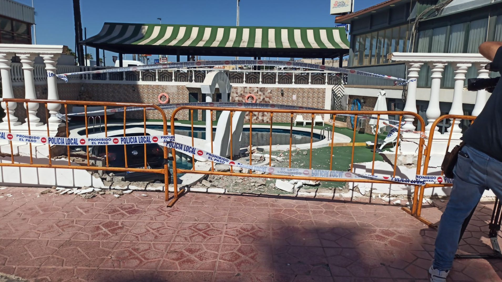 Un coche acaba sumergido en la piscina de un hotel de Torrevieja tras un aparatoso accidente