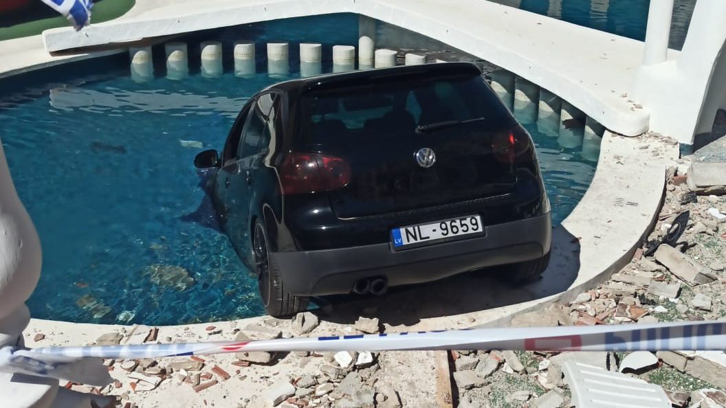 Un coche acaba sumergido en la piscina de un hotel de Torrevieja tras un aparatoso accidente