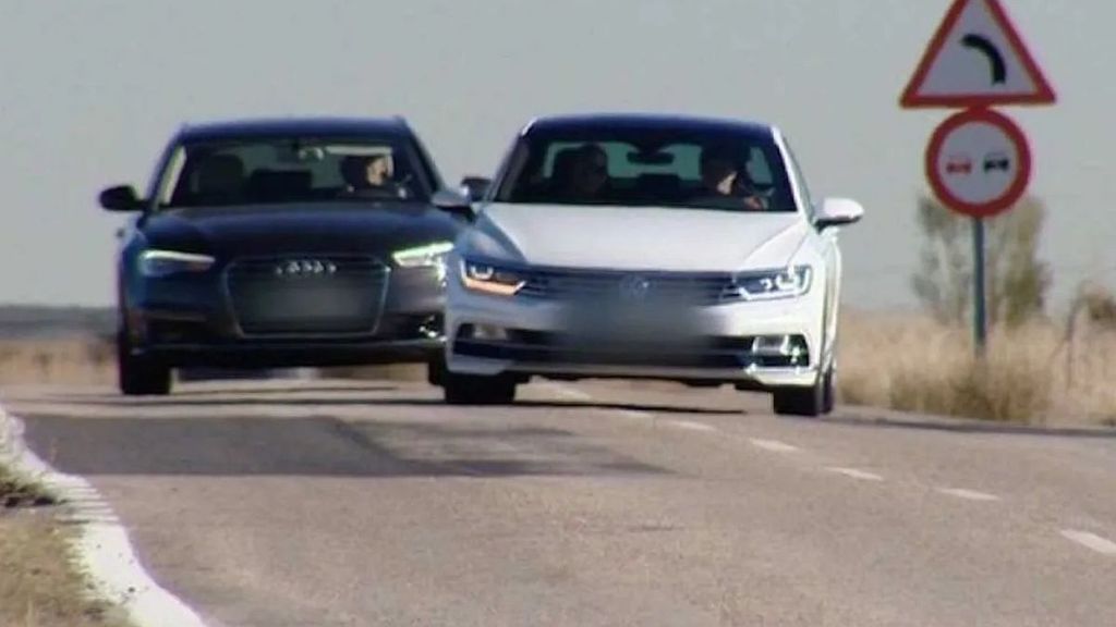 Adelantamiento a varios vehículos en una carretera española