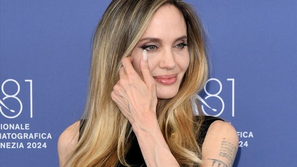 Todas las imágenes de Angelina Jolie posando con su pelo rizado, al natural