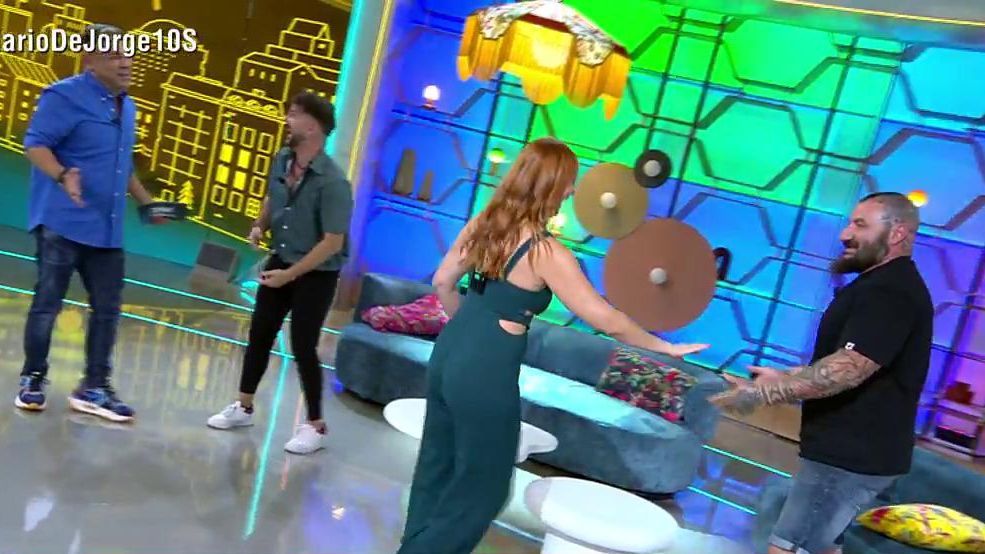 Antonio, sus vecinos y Jorge Javier, bailando bachata en directo