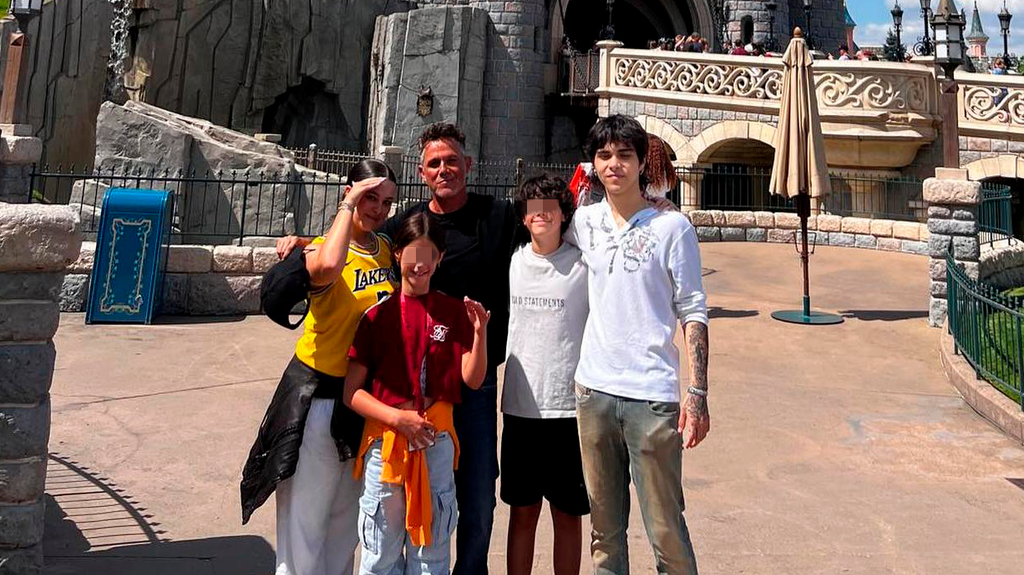 Así ha sido el viaje de Alejandro Sanz junto a sus cuatro hijos a Disneyland París (Imagen de Instagram: @alejandrosanz)