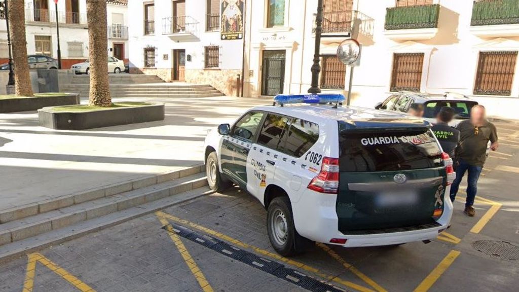 Coche de la Guardia Civil frente al cuartel en Alhaurín de la Torre, Málaga